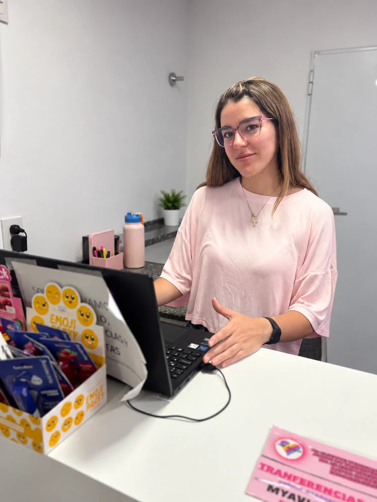 Josselyn Sosa, dueña de Mya Victoria, trabajando en el comercio