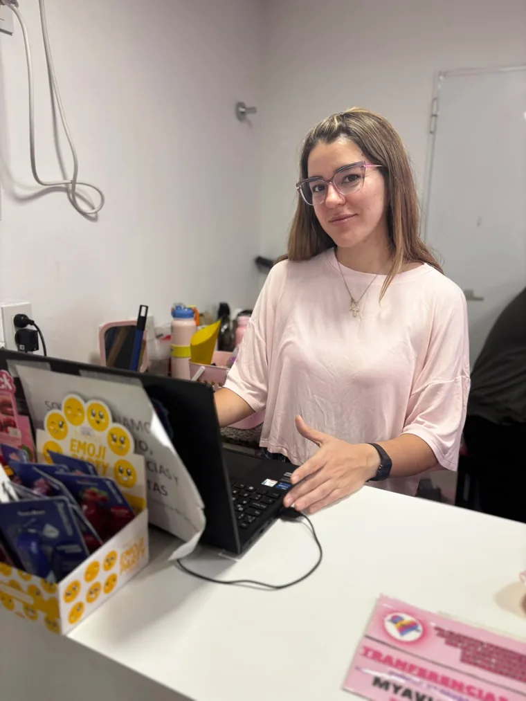 Josselyn Sosa, dueña de Mya Victoria, trabajando en el comercio